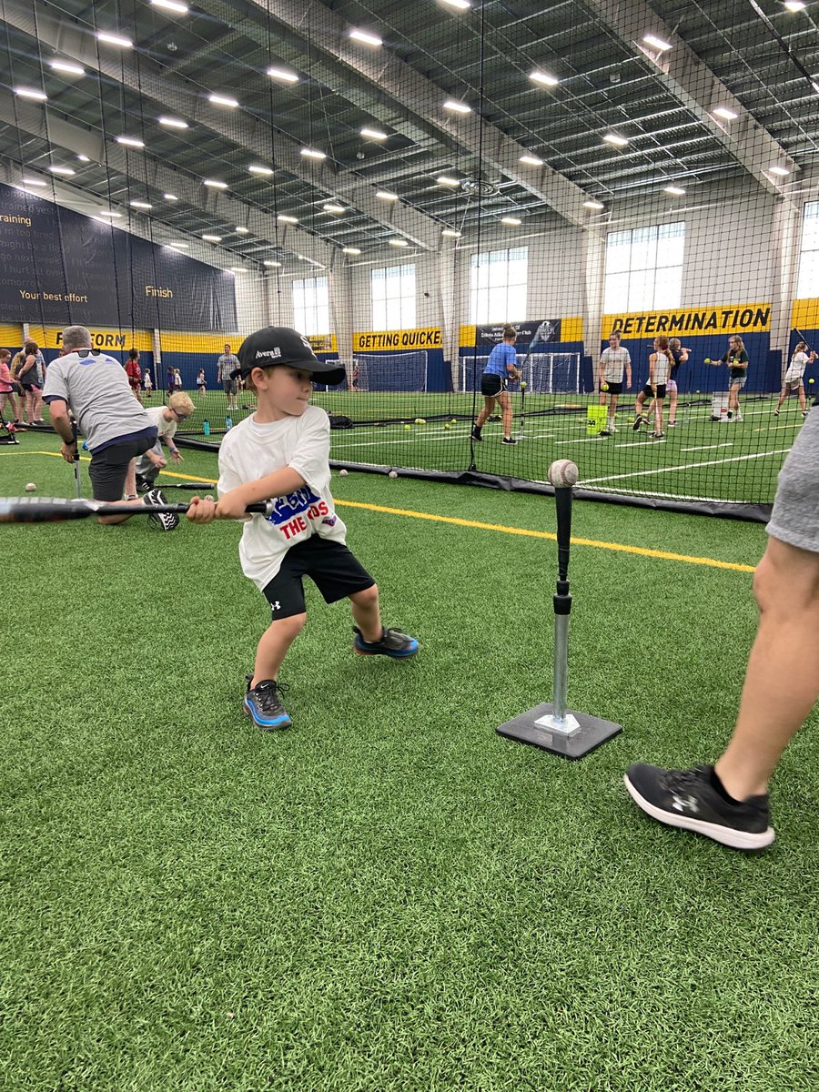 Chunt28's tweet photo. Kids are finally old enough to enjoy the #Legendsforkids clinics. Big thanks to everyone involved in making these clinics happen! #SanfordSports https://t.co/TD1NvF8P5e