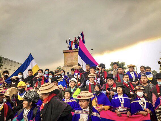 jorgerojas2022's tweet photo. Esta imagen tiene una poderos carga simbólica, histórica y política. 

El pueblo indígena Misak en lo que antes era el monumento a Cristobal Colón y la reina Isabel la Católica en Bogotá.

Ocurre a esta hora en el marco del #ParoNacional11J. https://t.co/0z6WUcOAlH