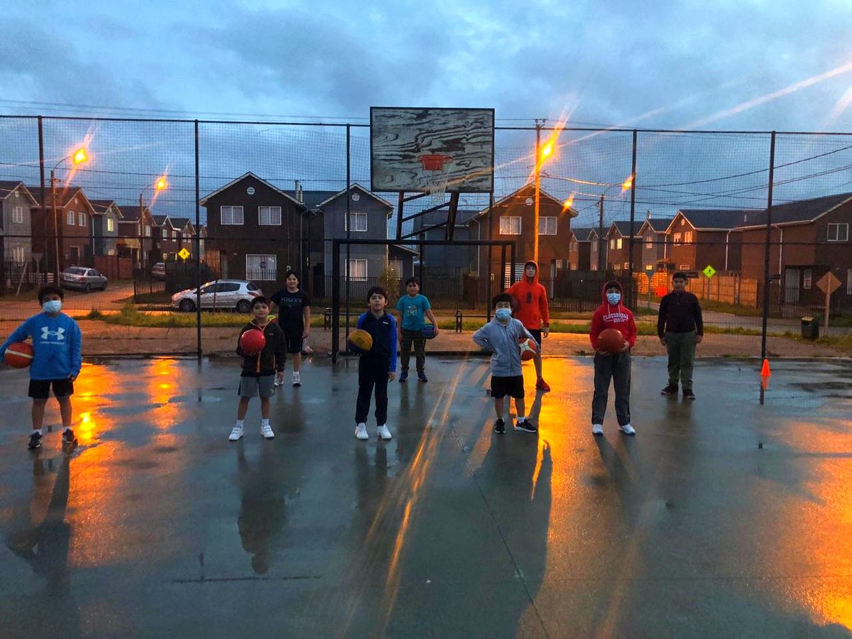 Un poco de lluvia y frío no son impedimento para que los más pequeños de nuestro Club realicen su entrenamiento presencial 🏀💪

#VamosPumas
#PuertoMontt
#Chile