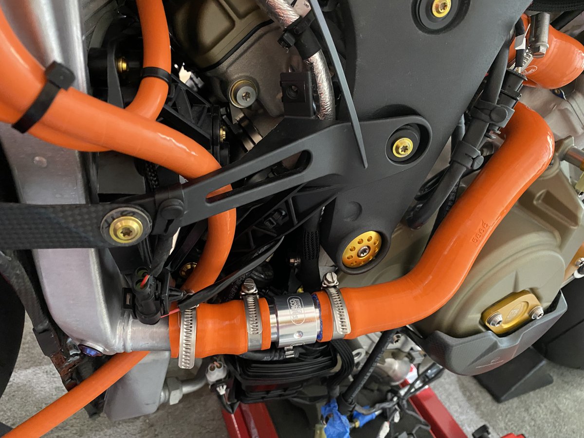 Orange Samco Hoses with Samco billet extender for Ducati Panigale V4 25° Anniversario 916
ducatimodified.com/threads/ducati…

#ducati #ducatipanigale #ducatipanigalev4 #panigalev4 #ducatimodifiedforum #ducatimodified #panigale #ducatiperformance #SamcoSport #teamsamco #samcohoses #samcohose