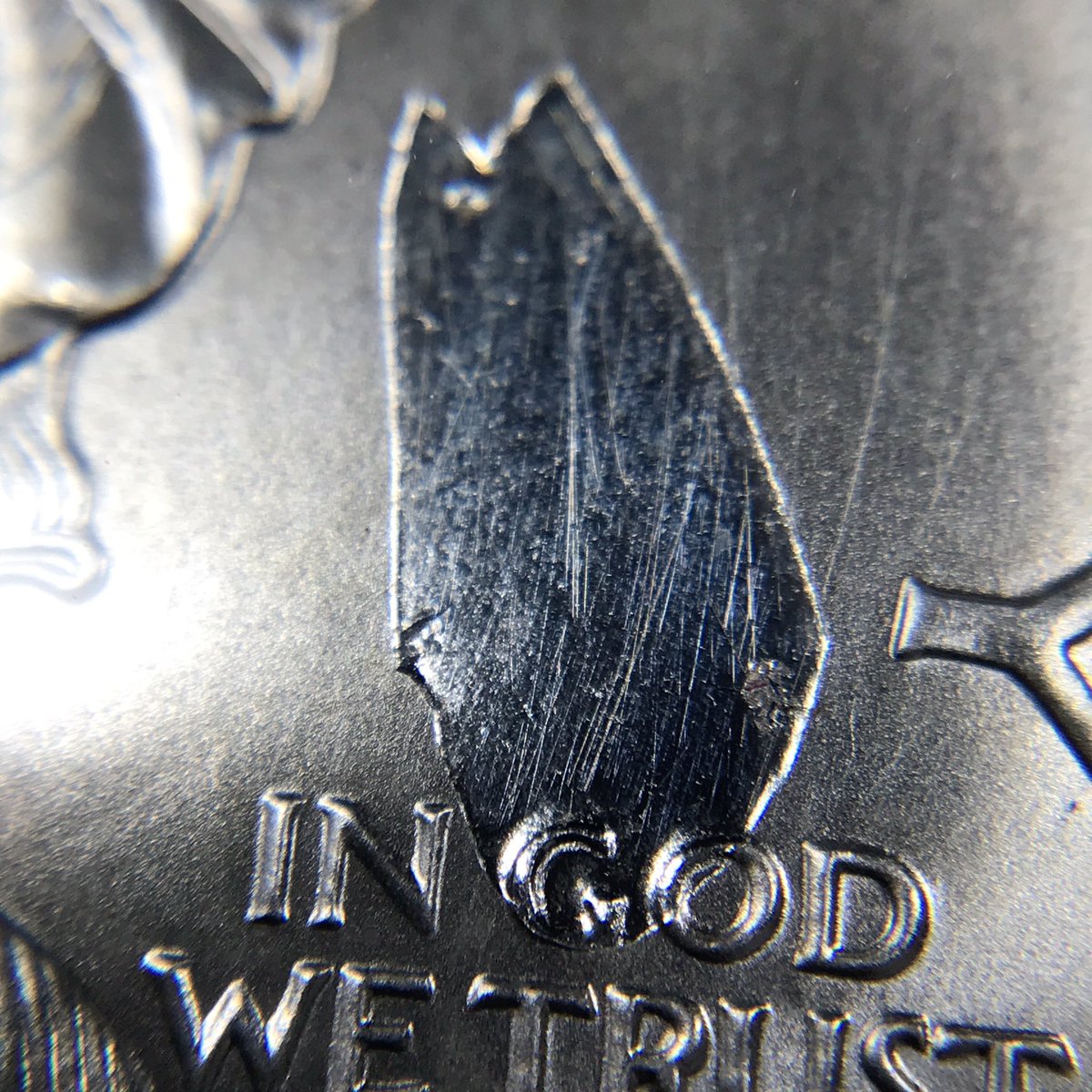 OldPuebloCoin's tweet image. That’s not a meteorite crashing into earth behind Lady Liberty, it’s actually a strike through error. 

1998 silver eagle, graded MS65 by NGC. 

[eBay auction ends Sunday night]

#minterror
#errorcoins
#silvereagle