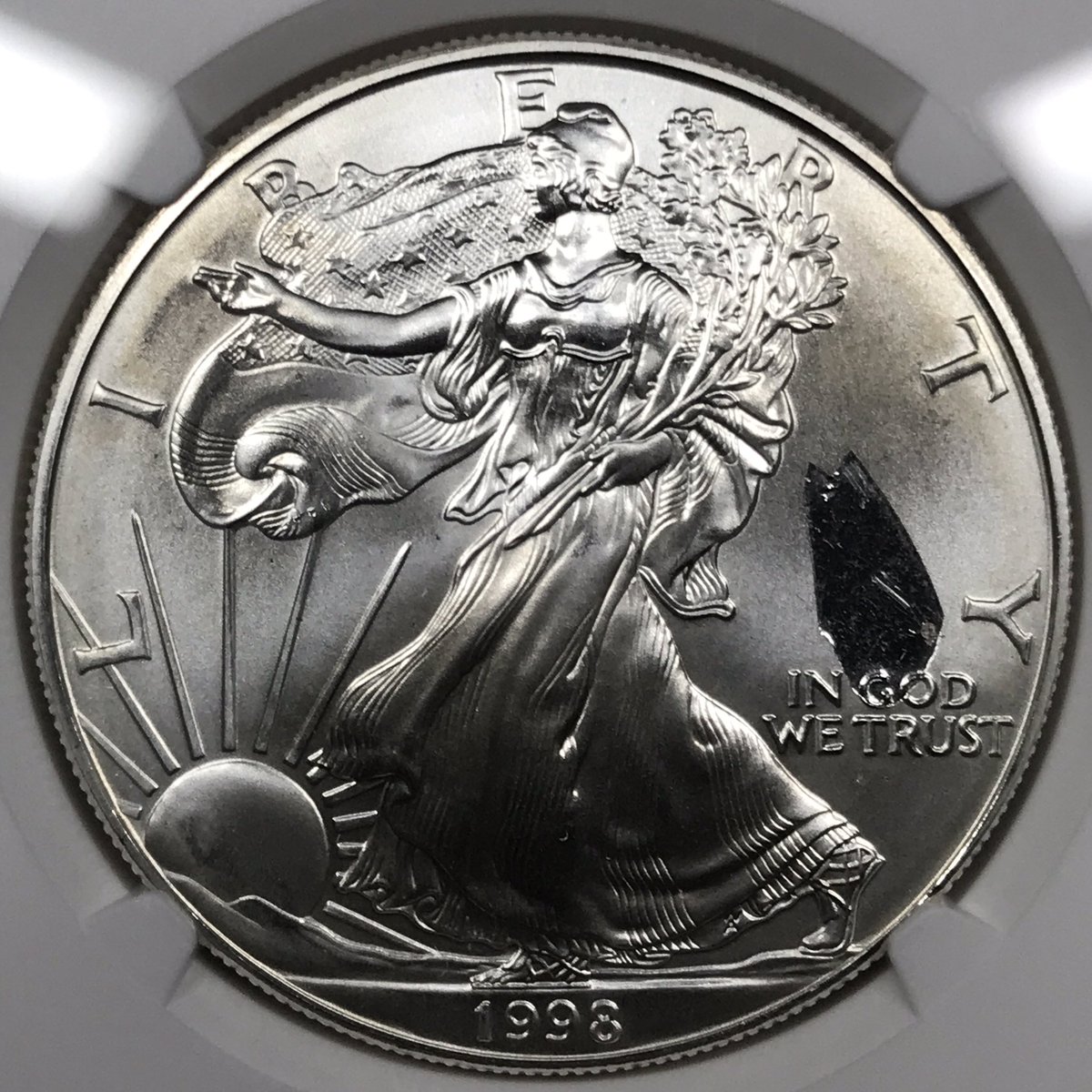 OldPuebloCoin's tweet image. That’s not a meteorite crashing into earth behind Lady Liberty, it’s actually a strike through error. 

1998 silver eagle, graded MS65 by NGC. 

[eBay auction ends Sunday night]

#minterror
#errorcoins
#silvereagle