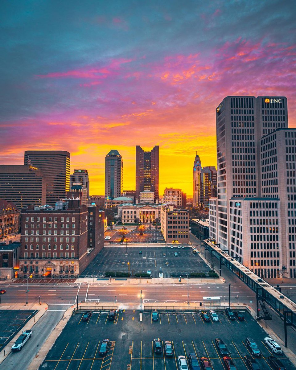 Scarlet skies over our city. 😍

📸: phantomphotos_ (IG)