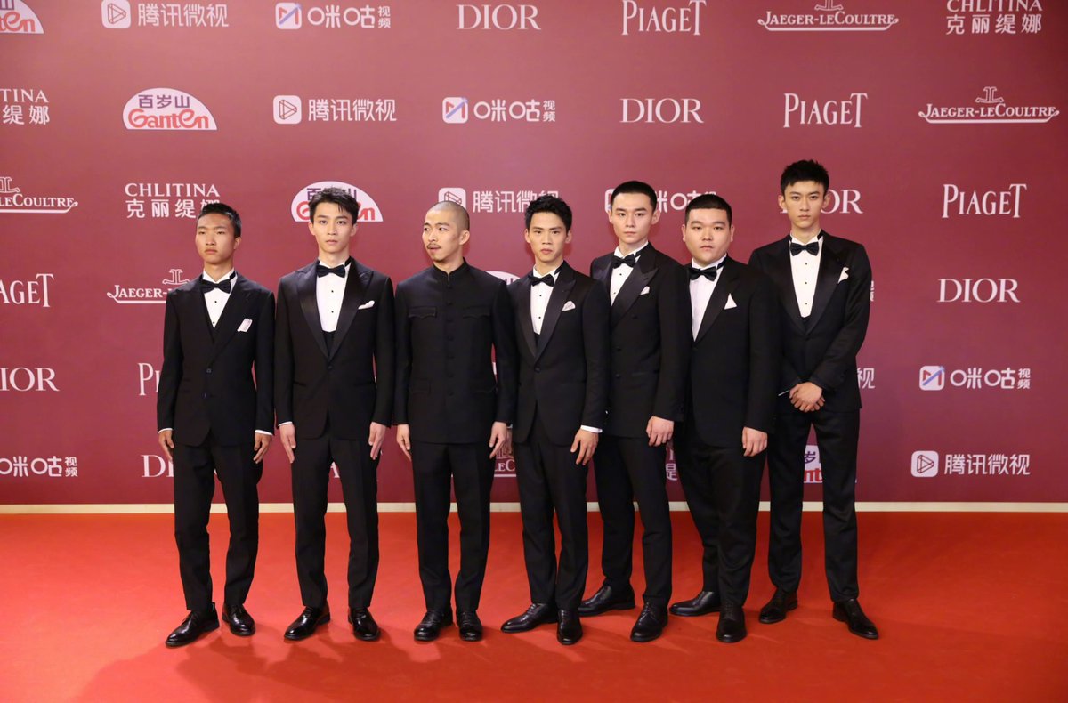 dramapotatoe's tweet photo. #ZhangYimou and daughter #ZhangMo officially introduce cast of their co-directed war film Sniper for the first time, with rookie actor #ChenYongsheng starring, + Zhang Yi (special appearance as the squad leader), Zhang Yu, & a bunch of new faces as the young soldiers https://t.co/MIlFT07YyJ