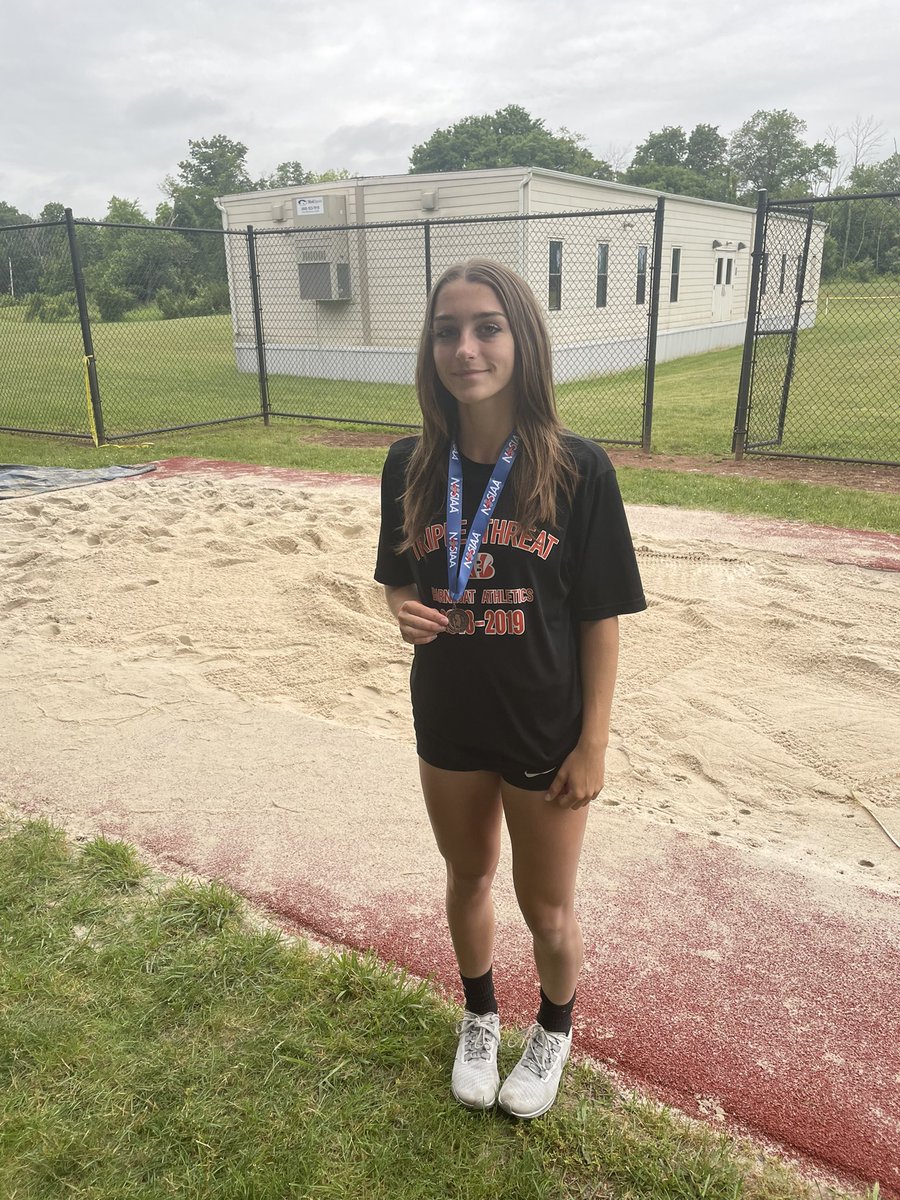 CoachKane_BHS's tweet photo. Little Jilly Bean placed 5th overall in long jump today with a 17’ 1/4” jump in some awful conditions. She’s moving on to Meet of Champions this Saturday!! Very proud of you @Jillian020 @bengalpride67 https://t.co/BwMY3kIiPu