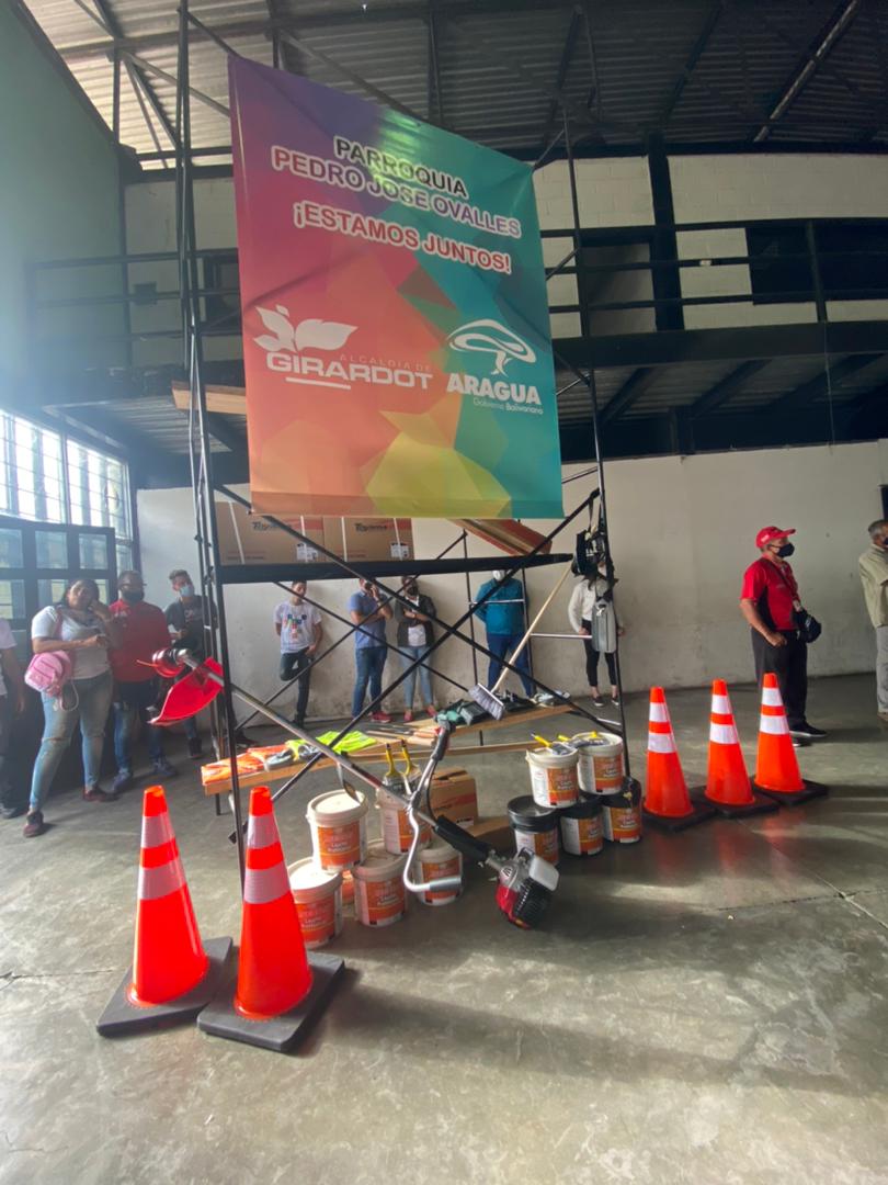 RafaelMaracay21's tweet photo. #11Jun 𝐀𝐂𝐓𝐈𝐕𝐀𝐂𝐈Ó𝐍 𝐃𝐄 𝐁𝐑𝐈𝐆𝐀𝐃𝐀𝐒 𝐏𝐎𝐑 𝐏𝐀𝐑𝐑𝐎𝐐𝐔𝐈𝐀𝐒  

Hoy nos reunimos en la  Institución Educativa Yolanda Granados parroquia Pedro José Ovalles, para la activación y  puesta en marcha de las Brigadas por Parroquia las cuales van a cumplir un papel ... https://t.co/5EbSZcngXP