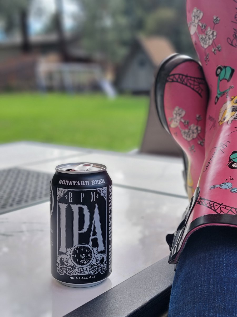 BoneyardBeer's tweet photo. Rainy days call for cans of RPM! Photo: Miranda Aschoff #letitbeknown #tgif #rpmipa https://t.co/WuEvWeLtdx