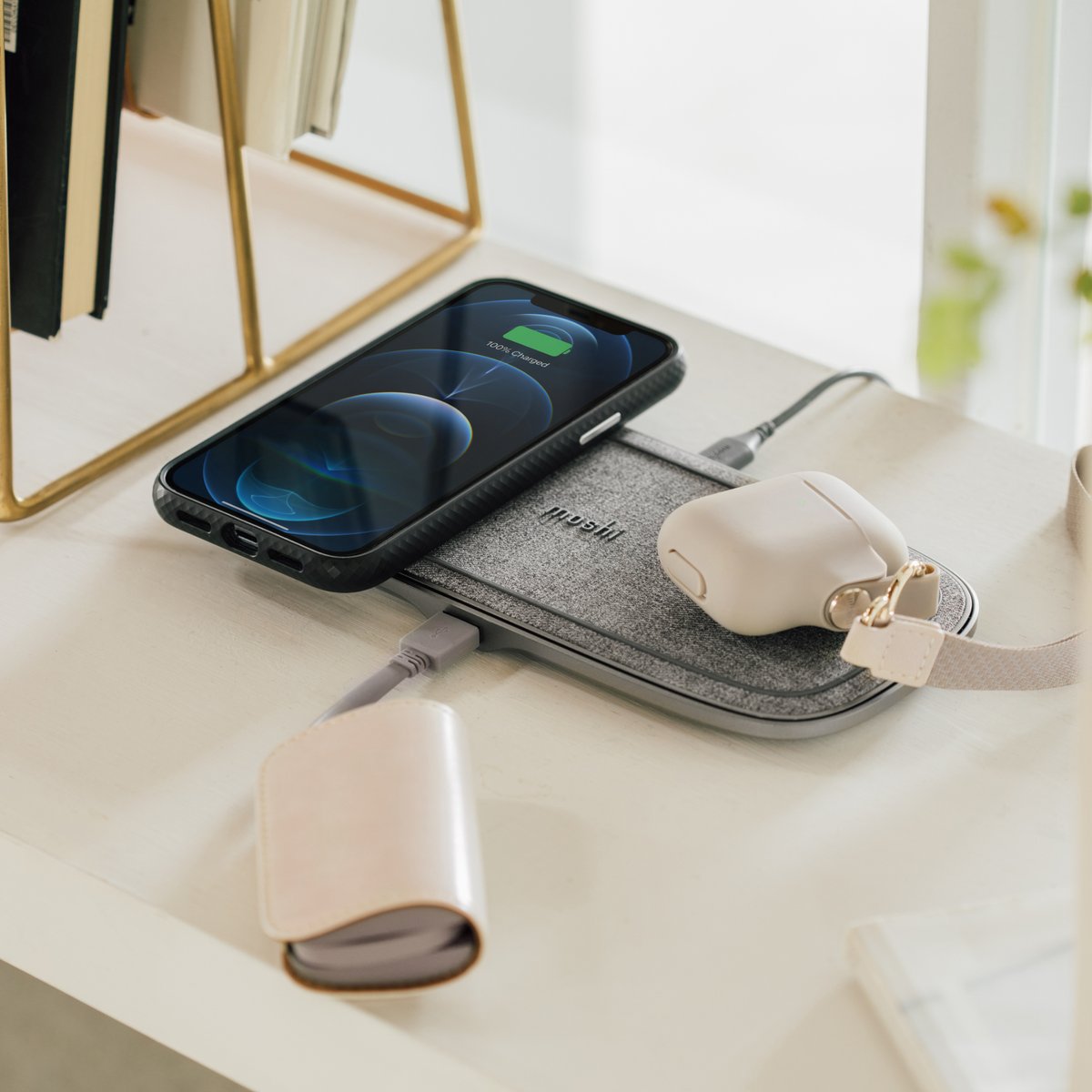 More power for faster charging. Sette Q's two Q-coil™ modules both support the latest Qi EPP protocol for even faster wireless charging. Each module is capable of providing up to 15 W of charging power to compatible devices for worry-free fast-charging.
#Moshi #MyMoshiLife