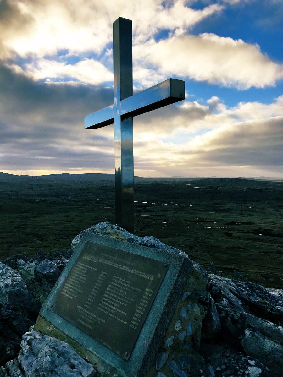 FalklandsinUK's tweet photo. At dawn on 12th June we remember those who fought overnight, 39 years ago, in the battles of #MountLongdon #3Para #2Para #RAMC and #MountHarriet @RoyalMarines #42Commando #NP8901 @3Cdo_Bde #FalklandIslands #Falklands @TheParachuteReg #RoyalArtillery @SAMA82office @PoppyLegion https://t.co/QdFXgLnqL4