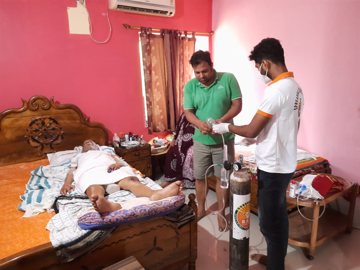 RaysFound's tweet photo. Rays foundation looking forward to helping people with oxygen support. Contact us when ever you need.
#BMC #bhubaneswar #indiafightscorona #forgoodcause #happytohelp #thereforeyou #spreadinghappiness #giveback #healthcareheroes #volunteer #raysfoundation #oxygencylinder https://t.co/YzXSXeq8OH