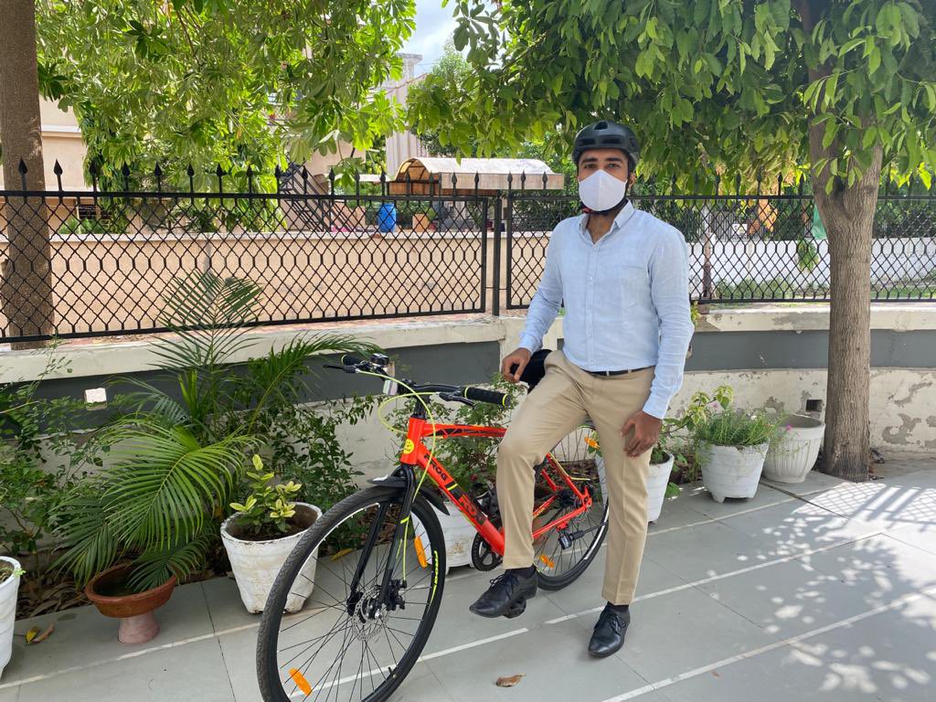 DrDilipSodha's tweet photo. #CarFreeDay 
એક દિવસ 🚴‍♂️ માટે

@CityKarnavati status:

Air Quality Index - 80 
Green Cover - 10.13%
Ideal green cover - 15% 

Make a difference wherever you can.

#Cycles2Work #Cycles4Change https://t.co/K8gE3dkkgw