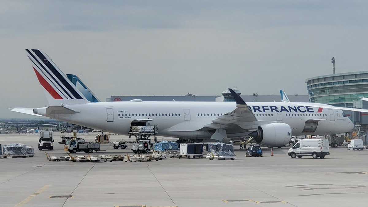 veryboeing's tweet photo. Air France #A350 -941 #FHTYG CYYZ https://t.co/douexnU1CY