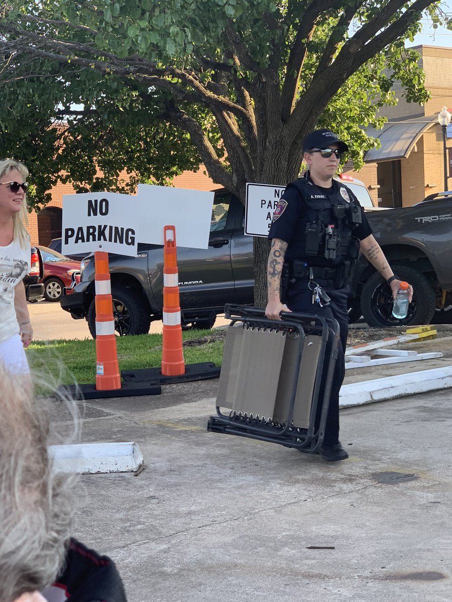 Waiting for the concert to start and observed a Burleson police office walk over to assist a lady with her chairs. There are awesome police officers! Thank you Officer Evans for your work and kindness! <a href="/BurlesonPolice/">Burleson Police</a>
