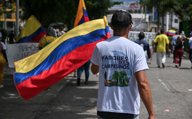 ComisionVerdadC's tweet photo. “Al paro nos sumamos porque no admitimos otro siglo de guerras y de atropellos contra el campesinado”: campesinos y campesinas del sur del Meta y del norte del Guaviare. Exigen el cumplimiento integral del Acuerdo de Paz, entre otras consignas. ► https://t.co/wPVTaR1ogE https://t.co/d6THfkkveB