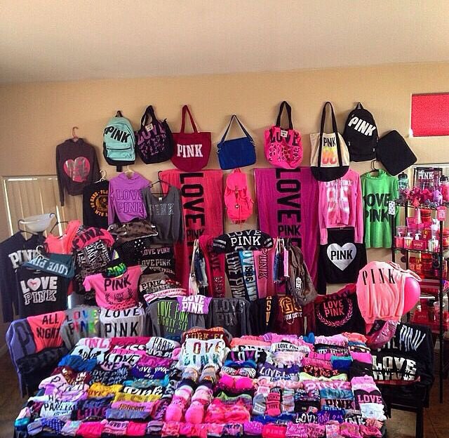 SofiaDuran98's tweet photo. - las pandora, usarlas sin charms es accetable cheugy pero usarla así es extra cheugy
- uggs 
- gucci belt, que esté en tu closet no significa que lo tengas que usar 
- cualquier cosa PINK, especialmente si eres adulto https://t.co/BRys4vvJjj