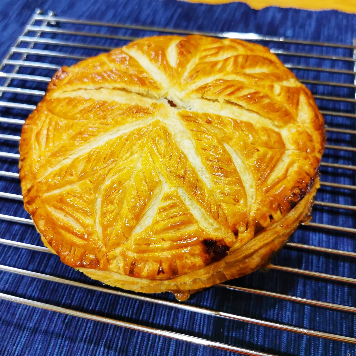 小さな贈り物やさん V Twitter お菓子やさんをサボり過ぎていてアーモンドプードル消費のためにガレットデロワを焼いてみました アーモンドのフィリング菓子って本当に好きです