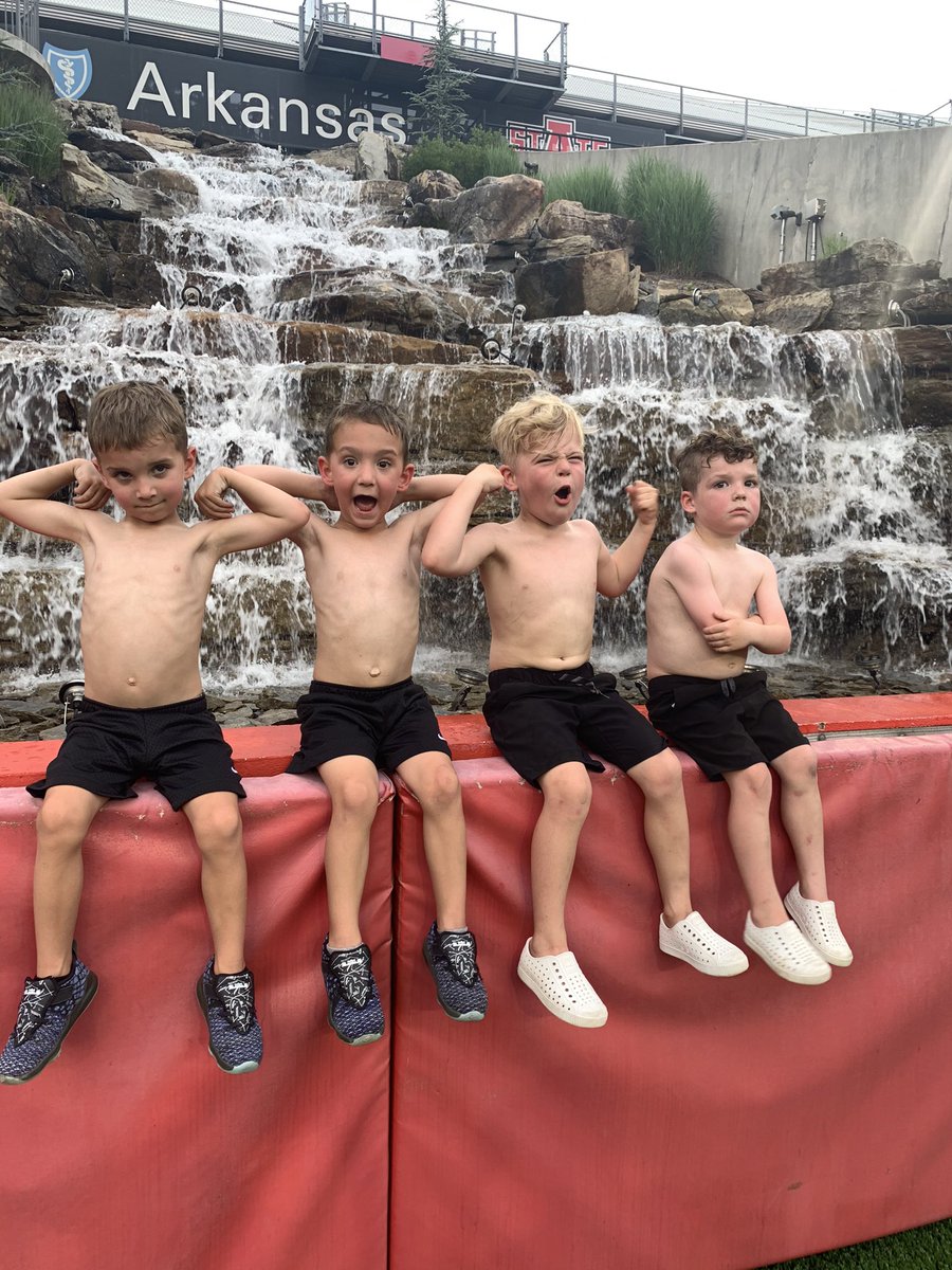 miaheck_'s tweet image. This group needs a few more cheeseburgers though. #wolvesup @coachheck_ @robharley34