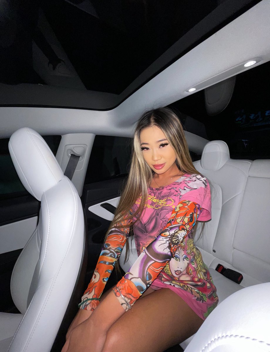 emzartt's tweet photo. i got on ed hardy she got on stilettos https://t.co/BmuUMSJyNo