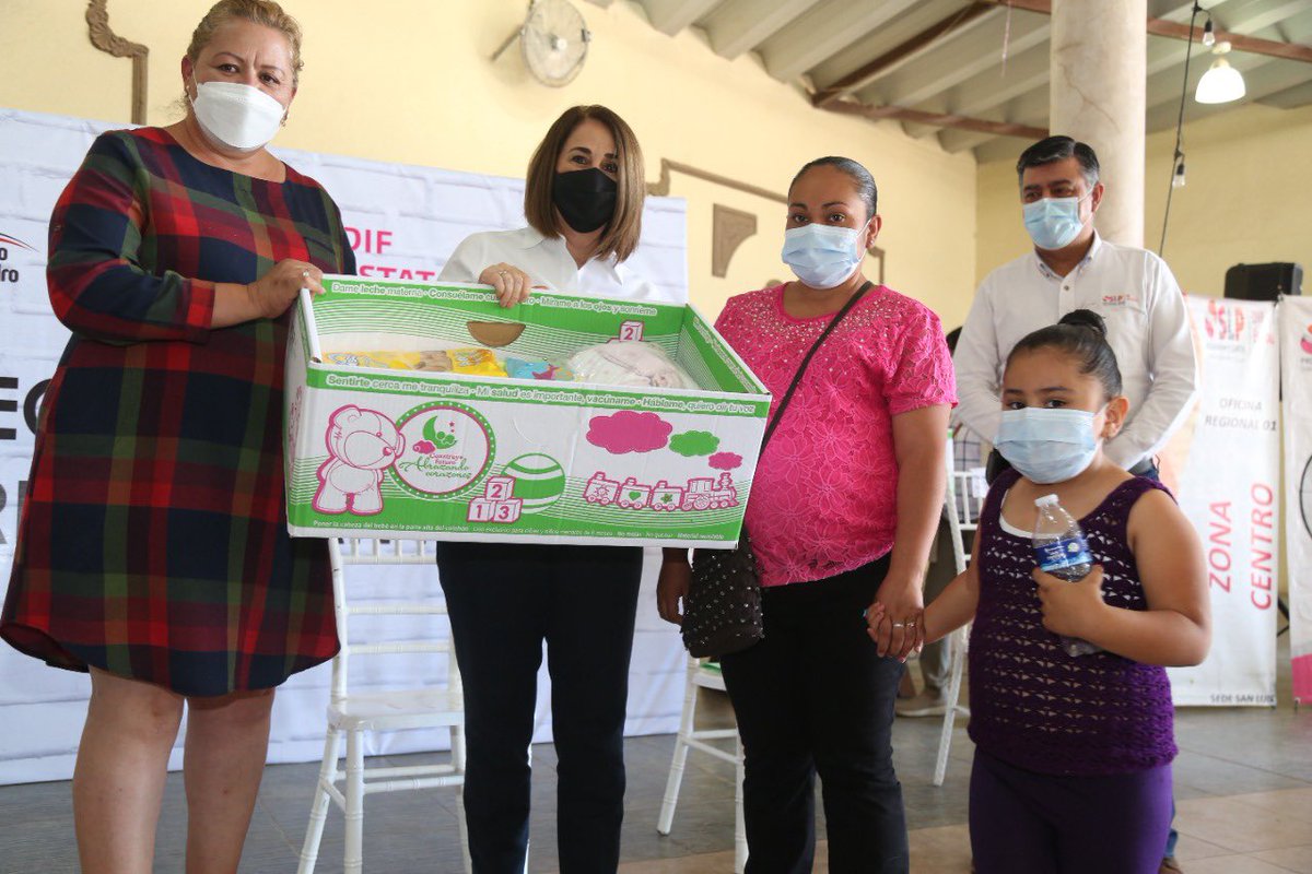 lorenavr3's tweet photo. Hoy visitamos a las familias de Cerro de San Pedro y les entregamos paquetes de granjas avícolas, paquetes para bebé, apoyos alimentarios del Programa de Asistencia Alimentaria en los Primeros Mil Días de Vida y bicicletas a estudiantes. 🐓🚲👶🏻#DIFEstatal https://t.co/0GOvsU5N1c