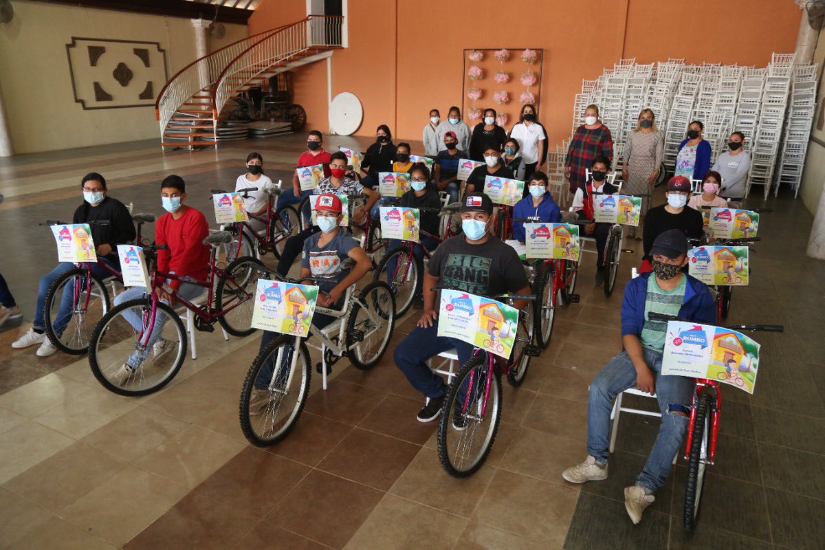 lorenavr3's tweet photo. Hoy visitamos a las familias de Cerro de San Pedro y les entregamos paquetes de granjas avícolas, paquetes para bebé, apoyos alimentarios del Programa de Asistencia Alimentaria en los Primeros Mil Días de Vida y bicicletas a estudiantes. 🐓🚲👶🏻#DIFEstatal https://t.co/0GOvsU5N1c