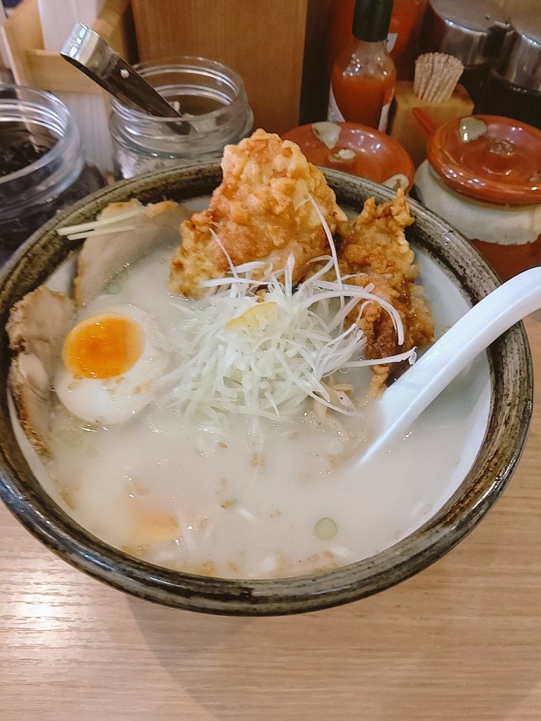 katsufry1's tweet photo. 新宿駅「俺流塩」
男盛りラーメンを頼みました(^_^)
スープはこってり系をお願いしたのですが、あっさりしたタイプもあります！
ご馳走様でした(^_^)
ブレブレですいません(..) https://t.co/Taihxx0mZf