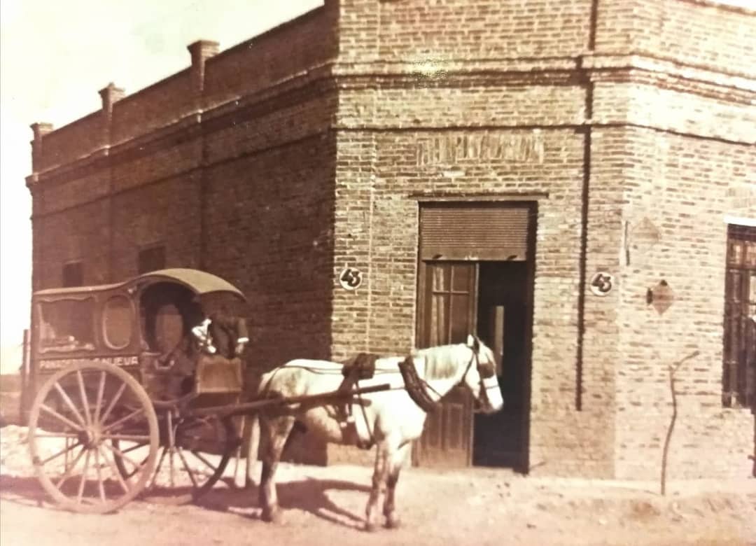 svauda's tweet photo. 1 Mi abuelo Miguel, subiendo a la jardinera con la que repartía el pan en Villa Nueva, Córdoba. 
2 Panadería La Nueva, de Miguel Botta.
3 Don Miguel Botta.

Se le fiaba a todo el mundo porque " el pan no se le niega a nadie". https://t.co/MWrQjhA0sw