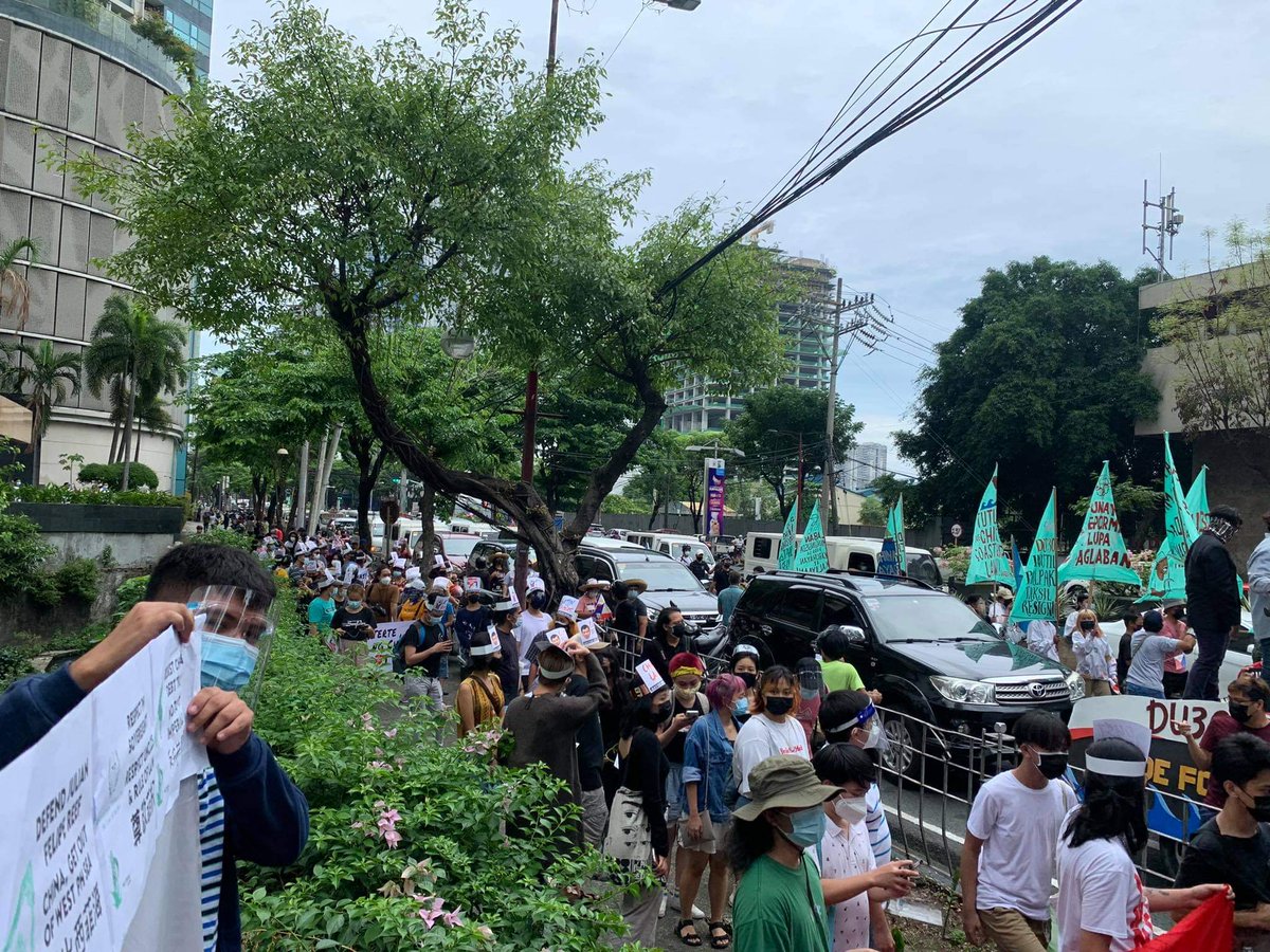 Happening now: protest against incursions into Philippine sovereignty in front of the Chinese Consulate in Makati. #MilkTeaAlliance Philippines is there, together with #AtinAngPinas Coalition and other groups.