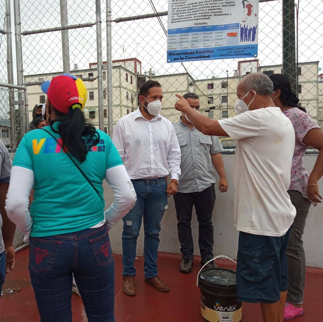 LeninSosa11's tweet photo. Dotamos al Ambulatorio Popular de la Lebrum y al SRI de Caucagüita #MunicipioSucre insumos médicos, nebulizadores, tensiómetros y oxímetros, gracias a nuestro Gob @HectoRodriguez. Y para embellecer la Plaza del sector Los Sapitos en #Caucagüita entregamos materiales de pintura. https://t.co/Rcp7kHVhor
