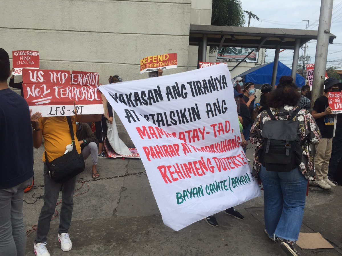 AnakbayanCVT's tweet photo. TINGNAN: Ipinatigil ng kapulisan ang isinagawang mapayapang pagkilos ng mamamayan ng Timog Katagalugan sa Binakayan, Kawit, Cavite. Ginugunita ngayong Hunyo Adose ang ika-123 Huwad na Kalayaan sa ilalim ng US-Duterte regime.

#AtinAngPinas https://t.co/LjFwT1eK26