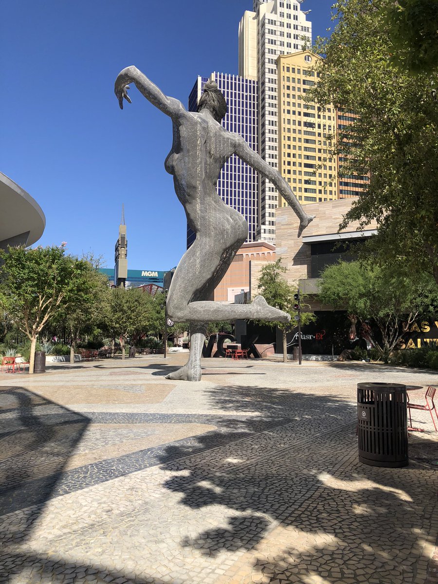 L_Of_theValley's tweet photo. I truly hate the #lasvegasstrip but I love the heat and sunshine. https://t.co/fsxq9YucK7