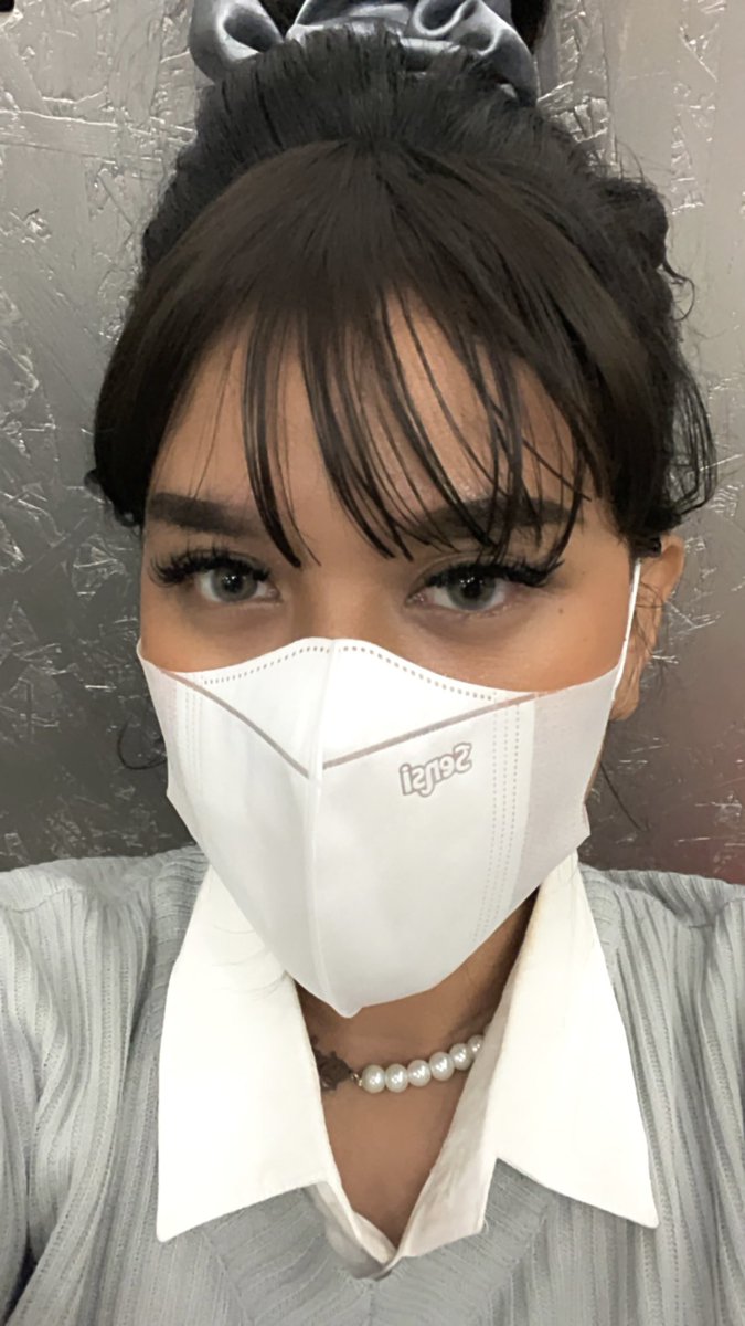 catsedih's tweet photo. karna udah kebiasaan pake masker, sekarang kalo keluar ngga make masker rasanya kayak ada yang kurang ngga sih?
coba liat mana selfie pake maskernya 🤭 #PakeDuluMaskernya https://t.co/6zBcahpYKW