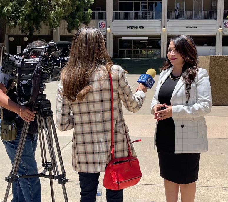 SenSusanRubio's tweet photo. Thank you @MayorToddGloria and @CityAttorneySD for working with me to ensure that victims don’t have to go through the trauma of facing their abusers in court. #SB538 allows for remote testimony and electronic filing for gun and domestic violence restraining orders. #SD22 https://t.co/0BpvDaDcFe