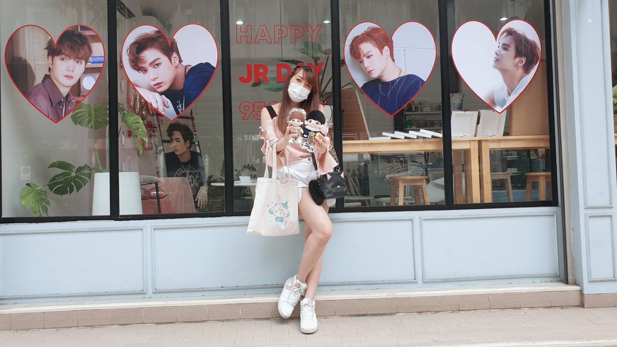 CutieTNa's tweet photo. พาเด็กๆมาหาปะป๊า เฟ่จัดน่ารักมาก เครื่องดื่มอร่อยด้วย 🥰

#HAPPY27THLOVEWITHJR https://t.co/gfOvTuahZi
