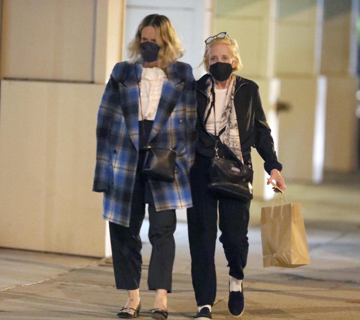 SPBRMedia's tweet photo. Sarah Paulson e Holland Taylor ontem (11) em Los Angeles após um jantar.

Sigam: @BraSarahPaulson https://t.co/dQRXicDqxX