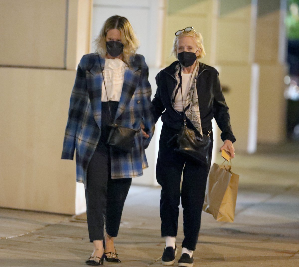 SPBRMedia's tweet photo. Sarah Paulson e Holland Taylor ontem (11) em Los Angeles após um jantar.

Sigam: @BraSarahPaulson https://t.co/dQRXicDqxX