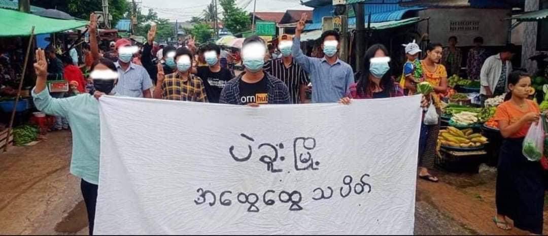 Chanapai247's tweet photo. Flying high the three-fingers salute , the general strike of #Pegu where was once suffered from intensive violences from SAC terrorists , held a Guerilla style in bazaar. 
#June12Coup
#WhatsHappeningInMyanmar https://t.co/A2prigJxro