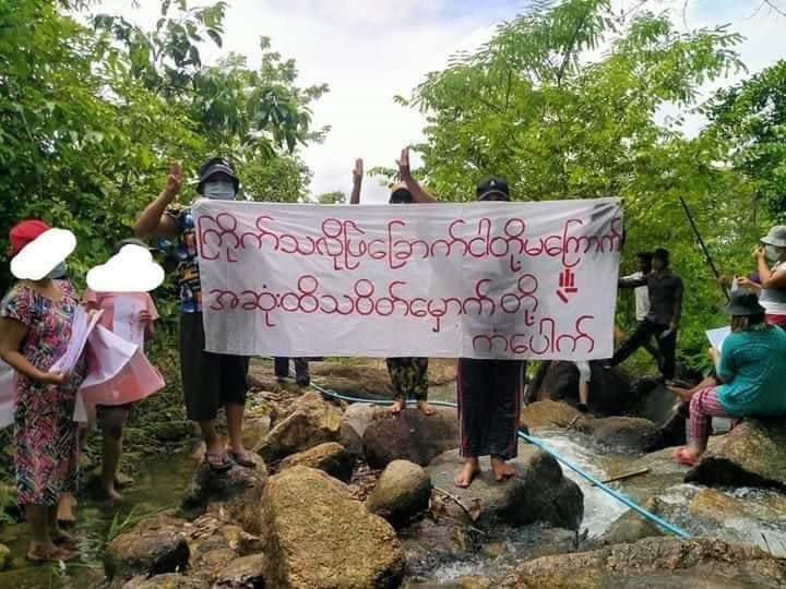 hannayuri_twt's tweet photo. Guerrilla strike in Kan Pauk(Dawei),Tanintaryi Division,chanting that the junta’s lethal crackdowns would not force them to back down in the fight for democracy.

#June12Coup #WhatsHappeningInMyanmar https://t.co/vtZ6GOV4Us