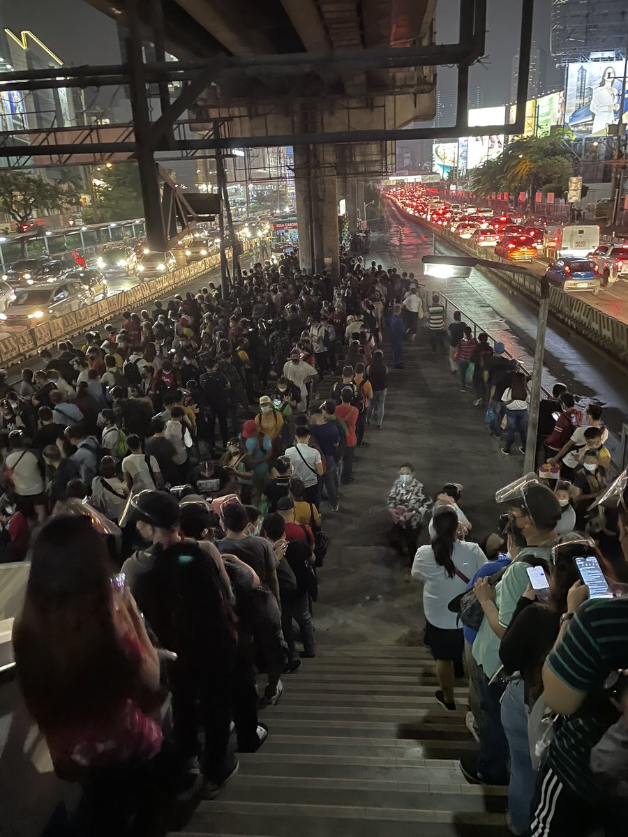 This is the EDSA Carousel Bus Stop along Ortigas last night (Photo sent by a friend)

At least maluwag na daw ang EDSA sabi ni DPWH Asec. Hehe. #BuildBuildBuild