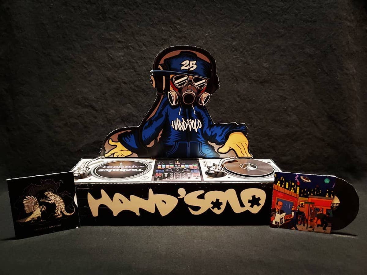 HandSoloRecords's tweet photo. The Hand'Solo Records 25th Anniversary 3D DJ Logo is now available to purchase. Has moveable stylus arms and miniature "records" of @Wordburglar and @chokeules.
https://t.co/3kR2eW2TYe.
#25years #anniversary #3D #DJ #logo #handsolorecords #hiphopmusic #buildityourself #canada https://t.co/50psh9zhb9