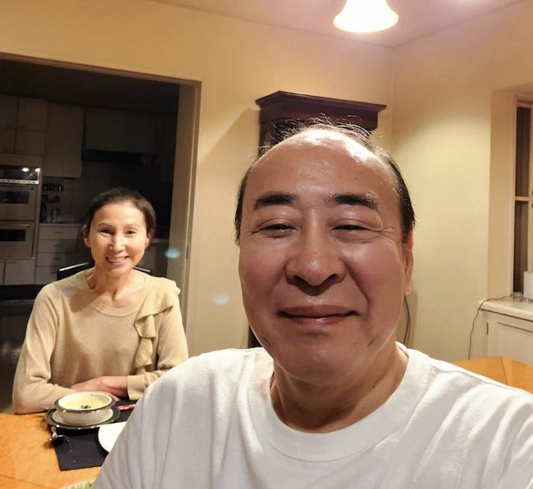 モト冬樹さんのブログ写真がほぼ全部一緒に見える…！奥さんだけは変わってるけど！
