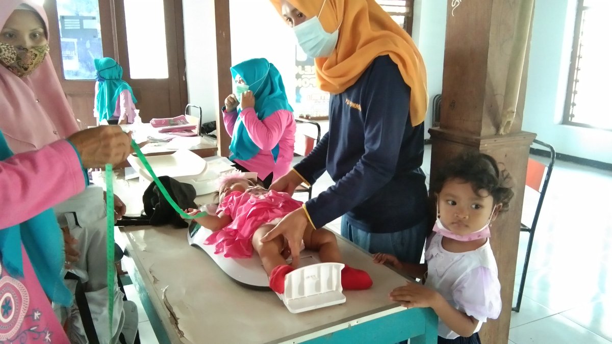 Endahdanny05's tweet photo. Pengukuran BB, TB, LK dalam rangka upaya pencegahan stunting
@halimiskandarnu 
@kemendespdtt 
@ditjenpdp 
@malik_haramain 
@imansyukri 
@taufikmadjid71 
@yusradaridesa 
@tppkemendes 
@berandadesaID 
@ahmad_dewanto 
@TrihNovi 
@LanggengDeha 
@ipank101 https://t.co/c7z5tbeiKp