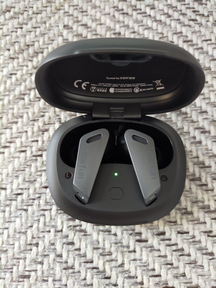 kojpas's tweet photo. 楽天スーパーセールで、EarFun Air Proを約9000円で購入。
ANC-38dbで、10mmドライバー搭載しノイズキャンセリングも強力で音質も良くコスパが良いです。
デザインもカッコいいし気に入りました。
ちなみに娘氏と息子氏はairports proですが、父は。。
オススメなイヤホンです。
#EarFunAirPro https://t.co/D1f8aCkTSO