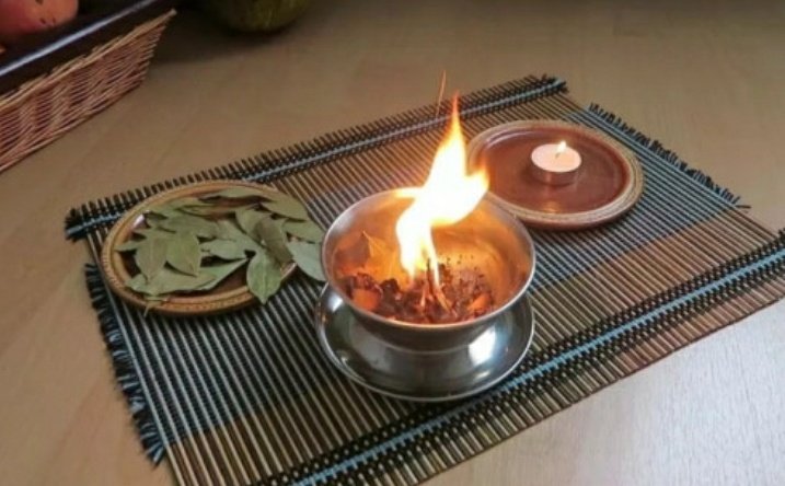 зачем жгут листья. сжигание листвы. костер осенью. лавровой лист поджигаем. ритуал с лавровым листом.