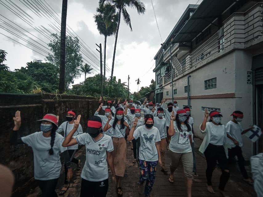 Despite the heavy presence of junta forces,youths in Dawei,Tanintaryi Division continued their daily protest against the dictatorship on Saturday.

#June12Coup #WhatsHappeningInMyanmar