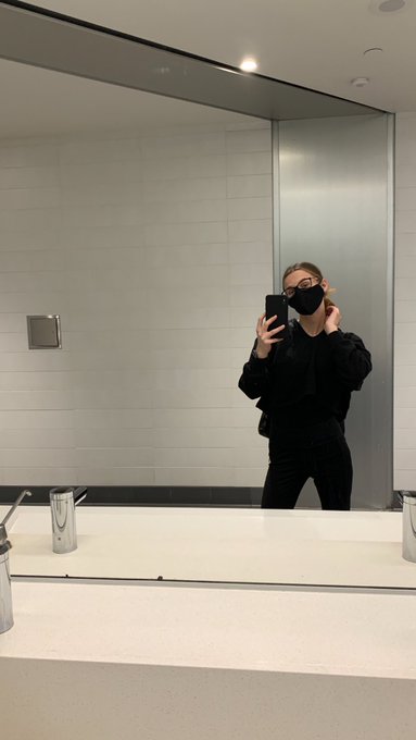 I missed taking airport selfies 🤟🏻 https://t.co/kOCrtETjcn<a href="/tag/nj"class="tags"><span>#nj</span></a>