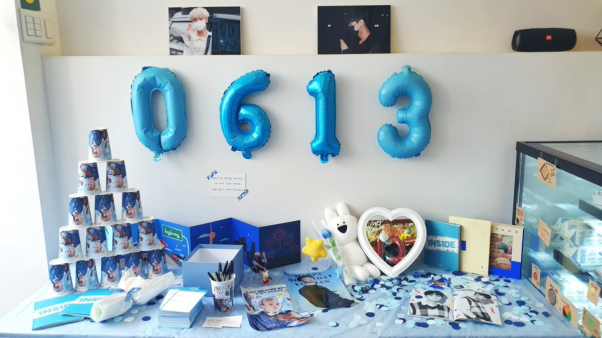 dear_childhood's tweet photo. 예차니 생일 축하하러 방문한 왈왈이들이 많아서 테이크아웃만 하고 급하게 나오느라 사진 많이 못 찍은 건 아쉬웠지만 잠깐 봤는데도 카페가 너무너무 이뻤어요🥺 주최자분들 예쁜 카페 열어주셔서 넘 감사하구 선물이랑 나눔 챙겨주신 분들 모두 감사합니다💙
#너의_여름_나의_소년_예찬이에게 https://t.co/G9x38G6zJc