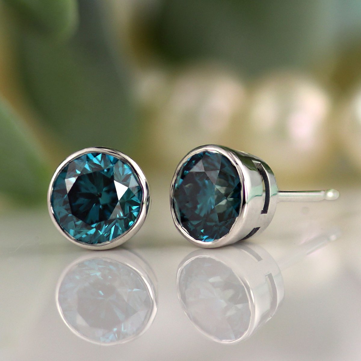 Which do you love more, the color of blue diamonds or blue sapphires? 💙 

#MyDiamondStuds