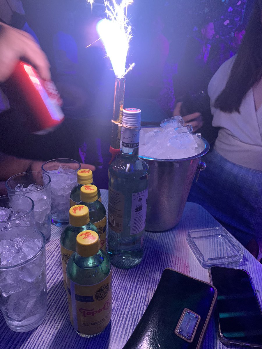 marcelinhobtw's tweet image. Pedimos la botella más barata y la trajeron con cuetes 😭 nos está exponiendo señor mesero