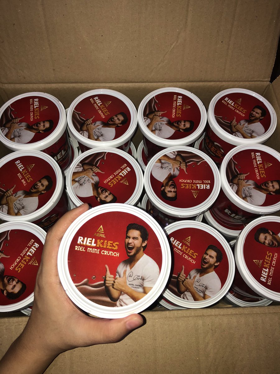 AnsNbhh's tweet photo. Salam, saya ada 4 kotak Rielkies yang belum terjual lagi nak kena clear before hujung bulan ni 😭Tak beli pun takpe nak mintak tolong rakan2 retweet. 

Sis jual murah 1 tub RM14 if nak beli more than 2 tubs dm sis bagi discount! Yang nak beli 1 &amp; nak free shipping pun dm okies https://t.co/IuJ7mkdszp