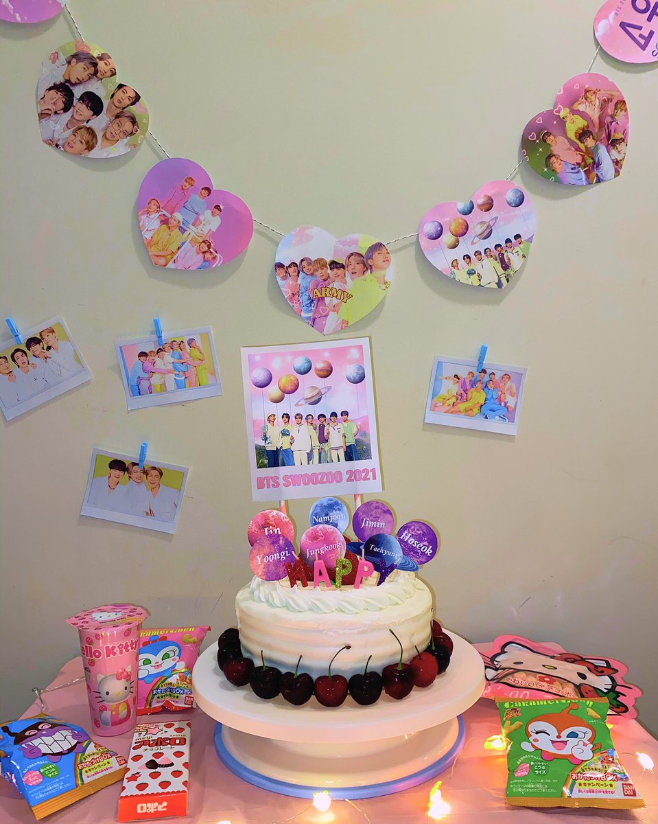 Mzay04's tweet photo. ARMY 💜
I created some free printables for #BTS8thAnniversary Watch Party.  I hope you guys like it and feel free to tag and Retweet! Borahae 💜

P.S. in the photo the cake topper is spelled incorrectly but the pdf has the correct spelling. 
 
#BTS  #MUSTERSOWOOZOO #Btsprintables https://t.co/d5FLrcd9n4